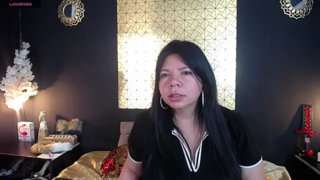 Snapshot of kinky_momm chatting on 03/20/26, 02:44 kinky momm online show from 03/20/26, 02:44
