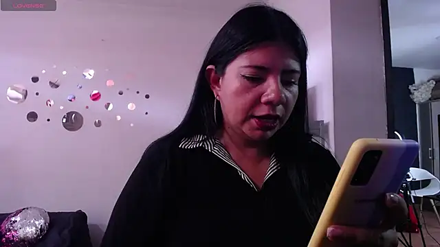 Snapshot of kinky_momm chatting on 06/01/26, 05:03 kinky momm online show from 06/01/26, 05:03