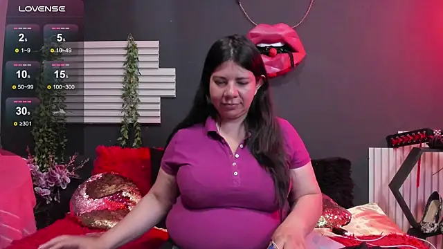 Snapshot of kinky_momm chatting on 06/18/26, 01:15 kinky momm online show from 06/18/26, 01:15