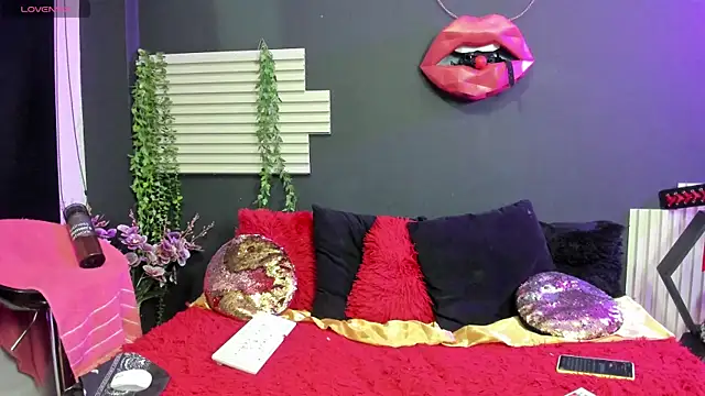 Snapshot of kinky_momm chatting on 06/19/26, 04:33 kinky momm online show from 06/19/26, 04:33