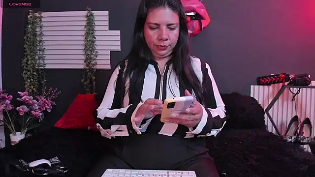 Snapshot of kinky_momm chatting on 07/09/26, 02:54 kinky momm online show from 07/09/26, 02:54