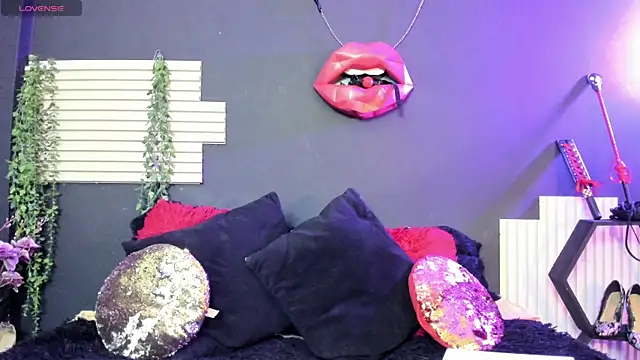 Snapshot of kinky_momm chatting on 07/18/26, 02:10 kinky momm online show from 07/18/26, 02:10
