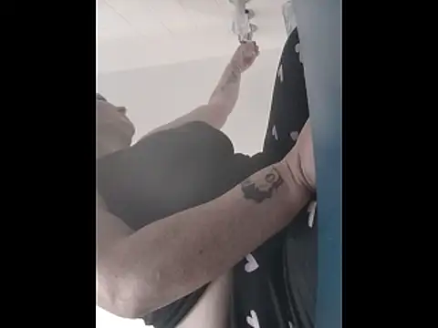 Snapshot of nakedgarbageperson chatting on 10/28/25, 01:03 nakedgarbageperson online show from 10/28/25, 01:03