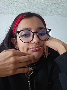 Snapshot of carolinerue chatting on 04/19/26, 09:28 carolinerue online show from 04/19/26, 09:28