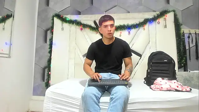 Sarahwalkerr online show from 12/04/25, 08:39