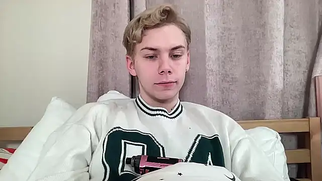 Snapshot of scottishtwink01 chatting on 10/16/25, 10:22 scottishtwink01 online show from 10/16/25, 10:22