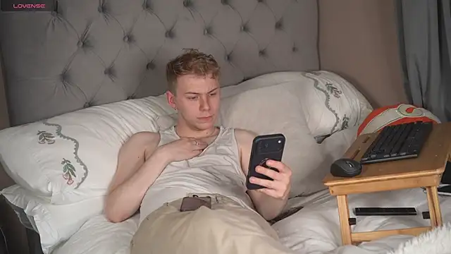 Snapshot of scottishtwink01 chatting on 06/05/26, 10:48 scottishtwink01 online show from 06/05/26, 10:48
