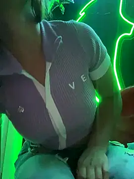 Snapshot of MelanyBabeee2 chatting on 12/19/25, 11:56 MelanyBabeee2 online show from 12/19/25, 11:56