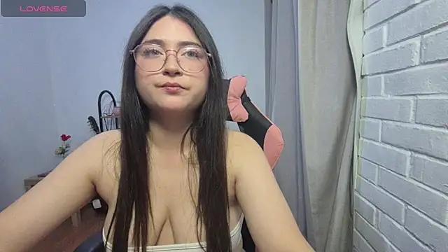 Snapshot of valentinauwu chatting on 03/27/26, 02:28 valentinauwu online show from 03/27/26, 02:28