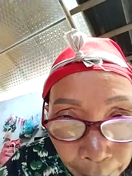 Snapshot of -Xuka-200 chatting on 04/20/26, 05:21 -Xuka-200 online show from 04/20/26, 05:21