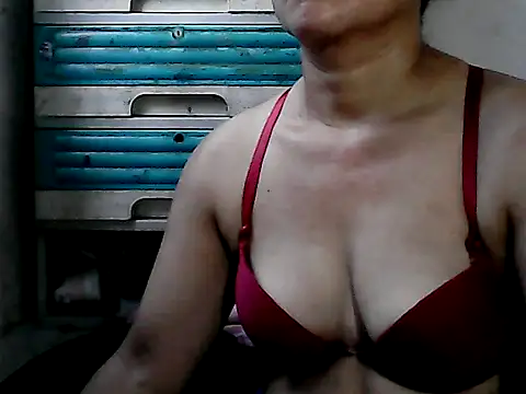 yoursPinayMama1682 online show from 10/01/25, 11:44