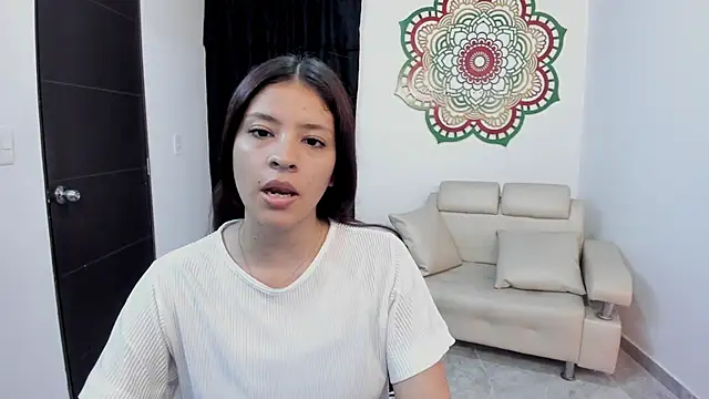 Snapshot of Candy_fox_19 chatting on 02/13/26, 04:03 Candy fox 19 online show from 02/13/26, 04:03