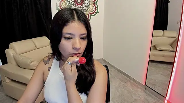 Snapshot of Candy_fox_19 chatting on 02/20/26, 04:40 Candy fox 19 online show from 02/20/26, 04:40