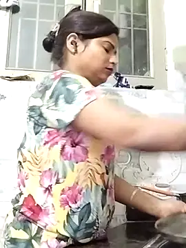 Snapshot of Hot-Pooja25 chatting on 04/11/26, 05:28 Hot-Pooja25 online show from 04/11/26, 05:28