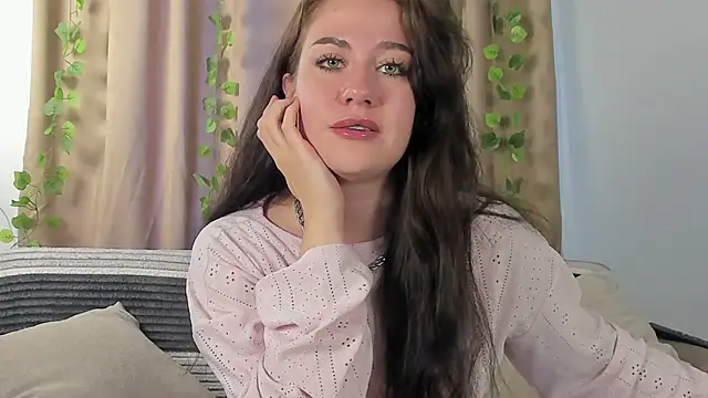 Snapshot of MiaKhallirae chatting on 10/06/25, 05:16 MiaKhallirae online show from 10/06/25, 05:16