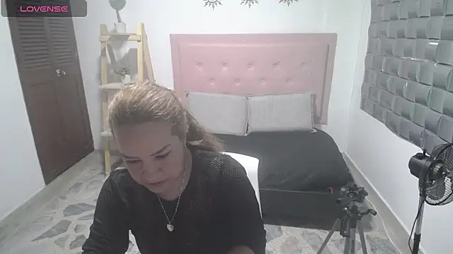 Dulce  Lovee online show from 12/03/25, 09:02