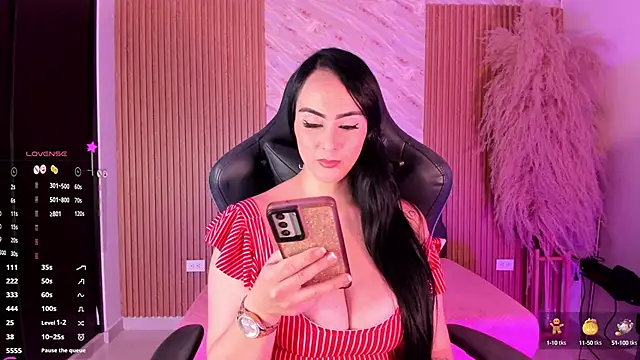 Snapshot of ashly_moonn chatting on 10/08/25, 04:04 ashly moonn online show from 10/08/25, 04:04