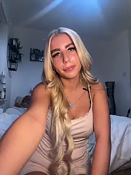 Snapshot of BlondeBetty chatting on 09/10/25, 06:41 BlondeBetty online show from 09/10/25, 06:41