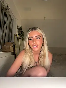 Snapshot of BlondeBetty chatting on 10/23/25, 08:18 BlondeBetty online show from 10/23/25, 08:18