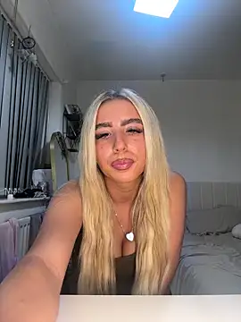 Snapshot of BlondeBetty chatting on 11/03/25, 05:03 BlondeBetty online show from 11/03/25, 05:03