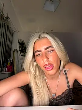 Snapshot of BlondeBetty chatting on 11/25/25, 09:59 BlondeBetty online show from 11/25/25, 09:59