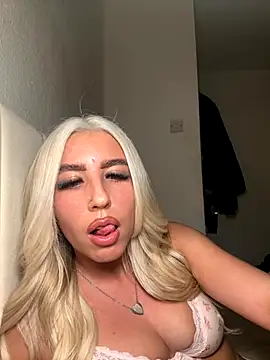 Snapshot of BlondeBetty chatting on 12/03/25, 08:40 BlondeBetty online show from 12/03/25, 08:40