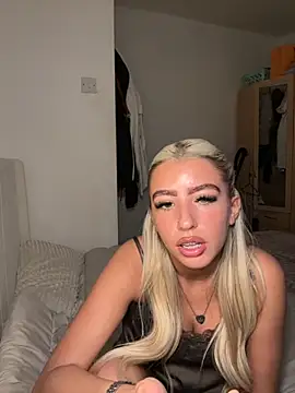 Snapshot of BlondeBetty chatting on 12/17/25, 09:48 BlondeBetty online show from 12/17/25, 09:48