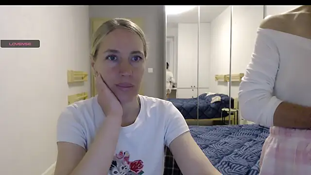 Snapshot of Two_Sisters chatting on 10/12/25, 04:50 Two Sisters online show from 10/12/25, 04:50