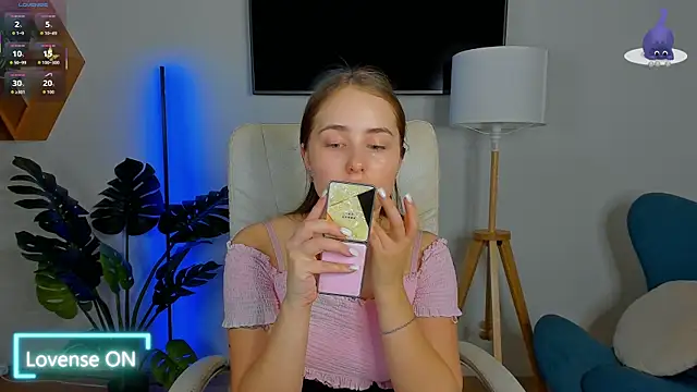 Snapshot of Sweet__Amily chatting on 09/30/25, 06:18 Sweet Amily online show from 09/30/25, 06:18