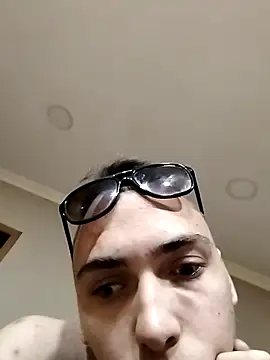 Snapshot of Strawboyy chatting on 10/30/25, 04:52 Strawboyy online show from 10/30/25, 04:52