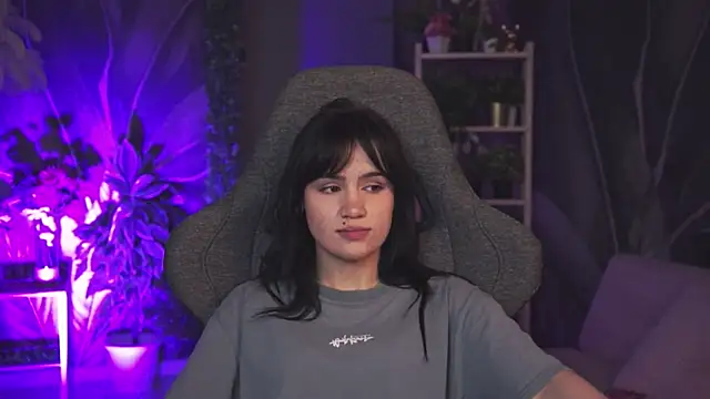 Snapshot of MonicaFarmer chatting on 04/13/26, 08:25 MonicaFarmer online show from 04/13/26, 08:25