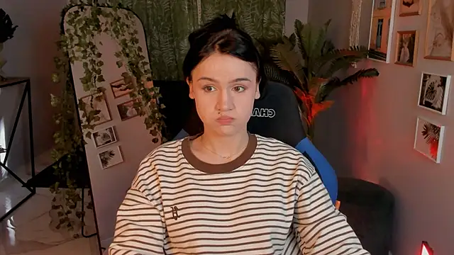 Snapshot of MonicaFarmer chatting on 04/15/26, 05:58 MonicaFarmer online show from 04/15/26, 05:58