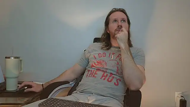 Snapshot of AlbinoAdonis chatting on 04/21/26, 02:37 AlbinoAdonis online show from 04/21/26, 02:37