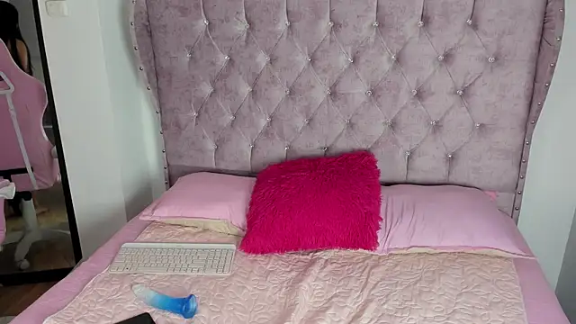 Snapshot of sara_cloudy chatting on 10/07/25, 01:30 sara cloudy online show from 10/07/25, 01:30