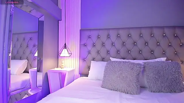 LunaBloomn online show from 12/17/25, 04:57