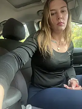 Snapshot of AllesandraLove chatting on 10/31/25, 04:08 AllesandraLove online show from 10/31/25, 04:08