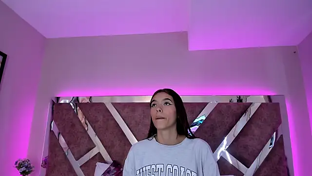 Snapshot of CarolinaaGomezz chatting on 12/14/25, 01:05 CarolinaaGomezz online show from 12/14/25, 01:05