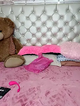 Snapshot of ZARAY_1118 chatting on 12/20/25, 03:02 ZARAY 1118 online show from 12/20/25, 03:02