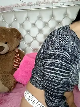 Snapshot of ZARAY_1118 chatting on 12/21/25, 02:08 ZARAY 1118 online show from 12/21/25, 02:08