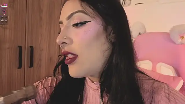 Snapshot of ashlynnlowe_ chatting on 07/10/26, 10:01 ashlynnlowe online show from 07/10/26, 10:01