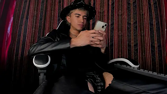 Snapshot of guynextdo0r chatting on 11/19/25, 07:58 guynextdo0r online show from 11/19/25, 07:58