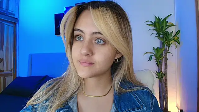 Snapshot of MaryMoon_ chatting on 10/14/25, 01:17 MaryMoon online show from 10/14/25, 01:17