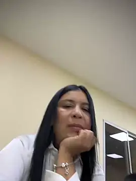 Snapshot of IrisDuvall chatting on 04/21/26, 01:29 IrisDuvall online show from 04/21/26, 01:29