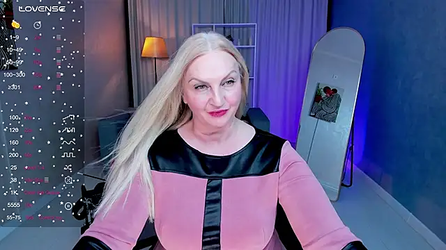 Snapshot of Nina_Devillle chatting on 11/25/25, 04:07 Nina Devillle online show from 11/25/25, 04:07