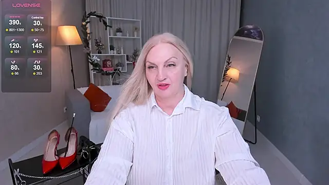 Snapshot of Nina_Devillle chatting on 12/15/25, 02:43 Nina Devillle online show from 12/15/25, 02:43