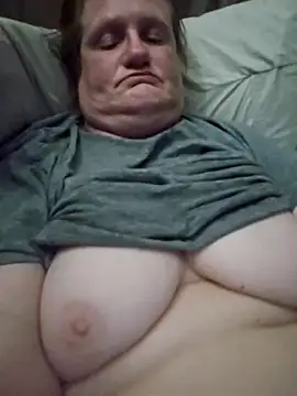 Snapshot of lindamarie_ chatting on 11/01/25, 04:31 lindamarie online show from 11/01/25, 04:31