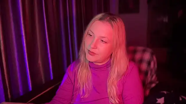 Snapshot of BikiHellena chatting on 11/28/25, 12:24 BikiHellena online show from 11/28/25, 12:24