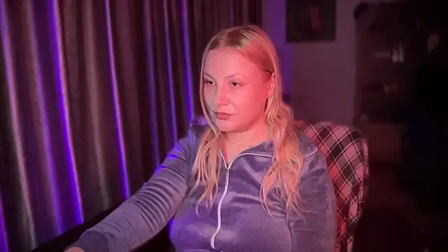 Snapshot of BikiHellena chatting on 12/14/25, 07:03 BikiHellena online show from 12/14/25, 07:03