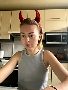 MartaLuna  online show from 10/28/25, 08:40