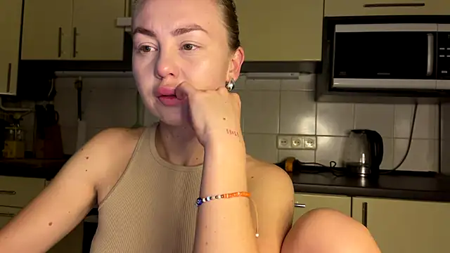 Snapshot of MartaLuna_ chatting on 06/19/26, 08:34 MartaLuna online show from 06/19/26, 08:34